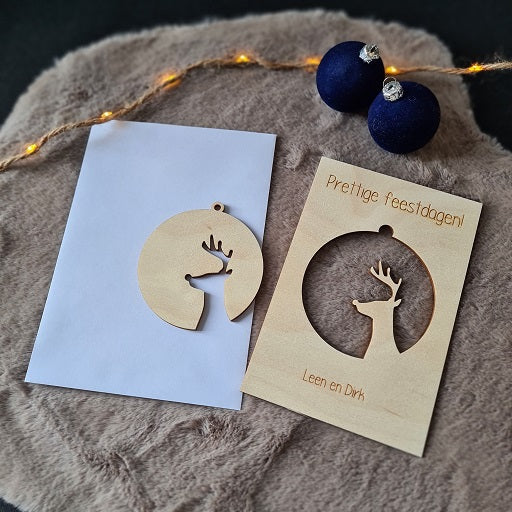 Houten wenskaart met kerstbal - rendier