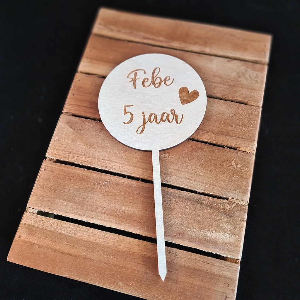 Taarttopper met naam en leeftijd gegraveerd