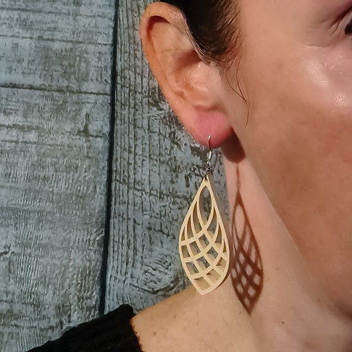 Beige druppels gekruist