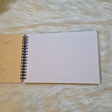 Afbeelding in Gallery-weergave laden, Gepersonaliseerd houten boek met eigen ontwerp
