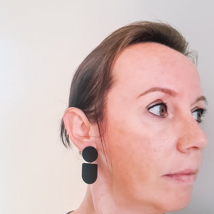 Zwarte oorbellen "Sway"