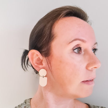 Beige oorbellen "Sway"