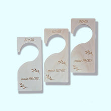 Afbeelding in Gallery-weergave laden, Houten maathangers - set van 3
