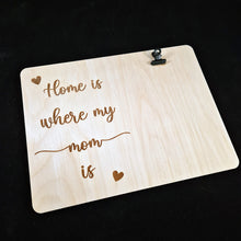 Afbeelding in Gallery-weergave laden, Houten bord met fotoclip &quot;Home is where my mom is&quot;
