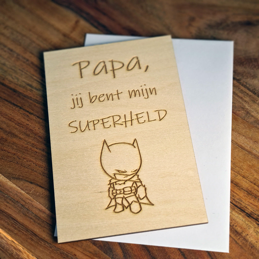 Houten wenskaart "Superheld papa"
