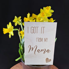 Afbeelding in Gallery-weergave laden, Houten wenskaart &quot;I got it from my mama&quot;
