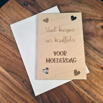 Houten wenskaart "Veel kusjes en knuffels"
