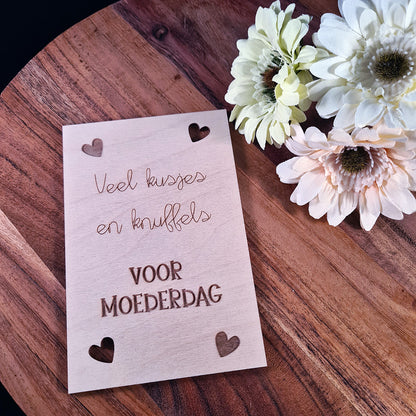 Houten wenskaart "Veel kusjes en knuffels"