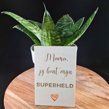 Afbeelding in Gallery-weergave laden, Houten wenskaart &quot;Superheld mama&quot;
