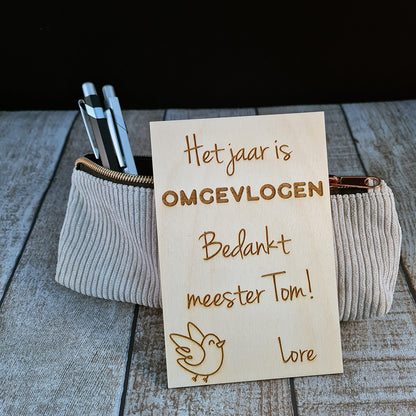 Houten wenskaart  "Het jaar is omgevlogen"