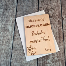 Afbeelding in Gallery-weergave laden, Houten wenskaart  &quot;Het jaar is omgevlogen&quot;
