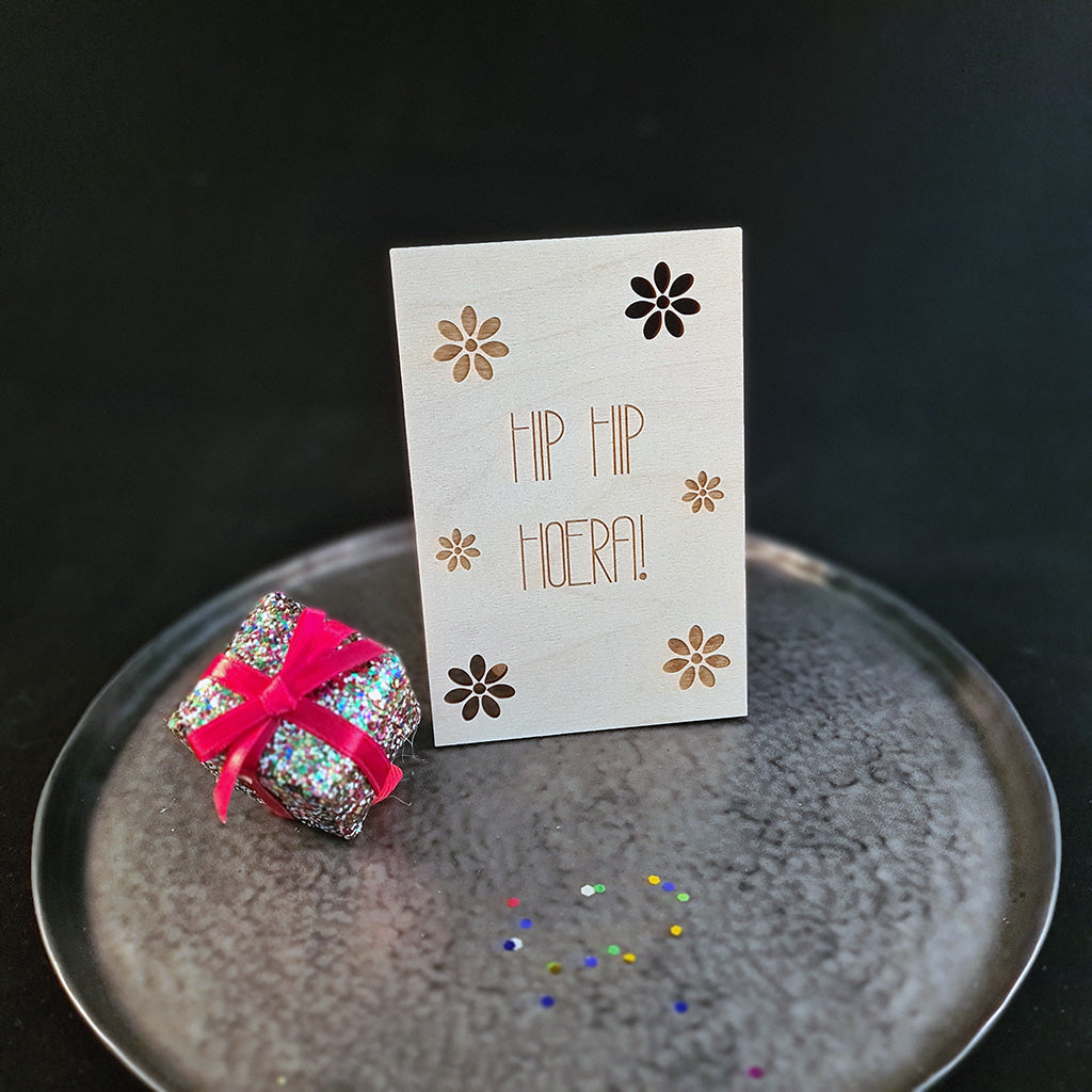 Houten wenskaart "Hip hip hoera!"