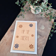 Afbeelding in Gallery-weergave laden, Houten wenskaart &quot;Hip hip hoera!&quot;
