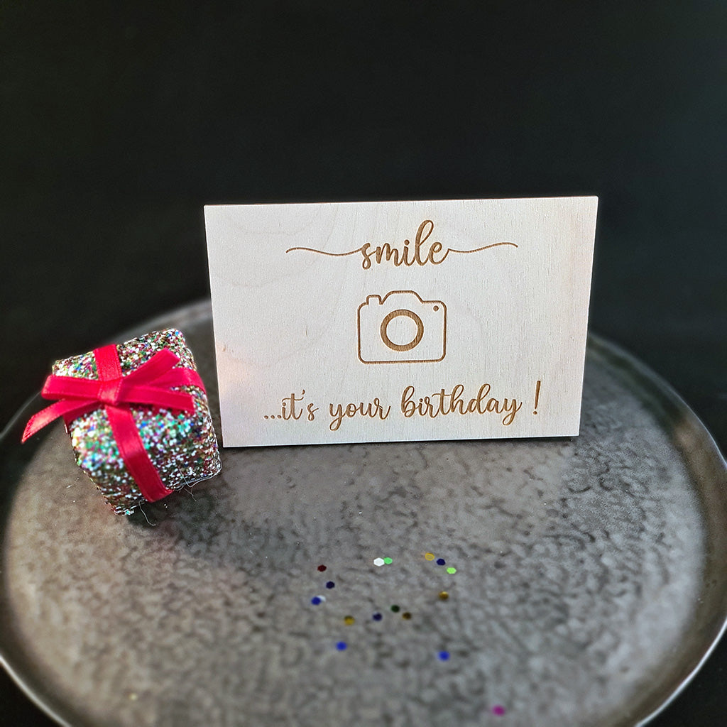 Houten wenskaart "Smile, it's your birthday"