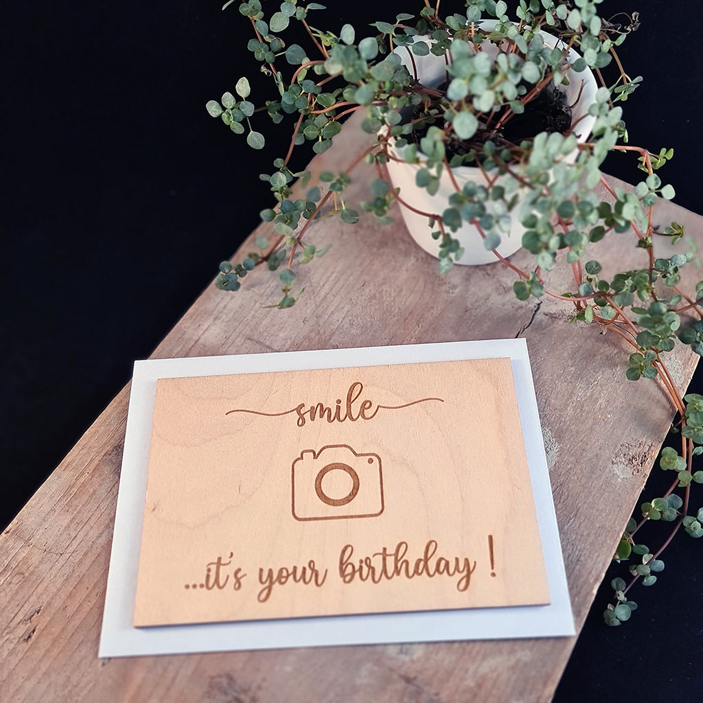 Houten wenskaart "Smile, it's your birthday"