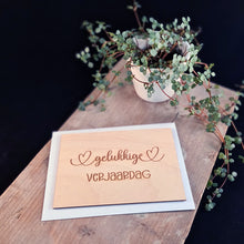 Afbeelding in Gallery-weergave laden, Houten wenskaart &quot;Gelukkige verjaardag&quot;
