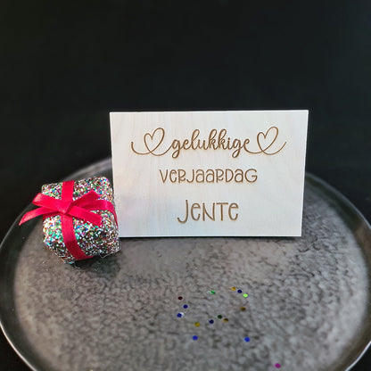 Houten wenskaart "Gelukkige verjaardag" met naam
