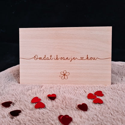 Houten wenskaart "Omdat ik van je hou"