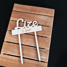 Afbeelding in Gallery-weergave laden, Taarttopper met naam en leeftijd
