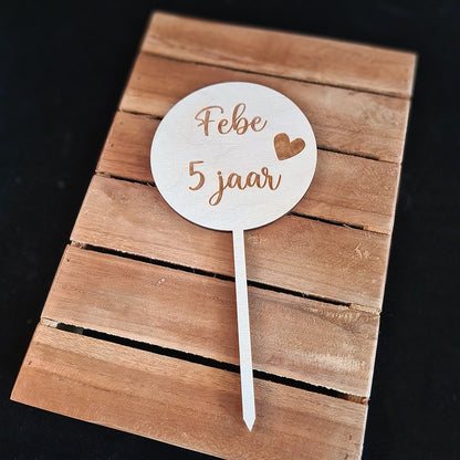 Taarttopper met naam en leeftijd gegraveerd