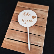 Afbeelding in Gallery-weergave laden, Taarttopper met naam en leeftijd gegraveerd
