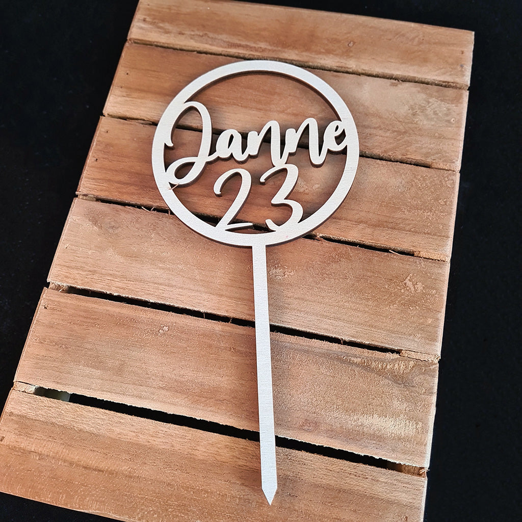 Taarttopper met naam en leeftijd in cirkel