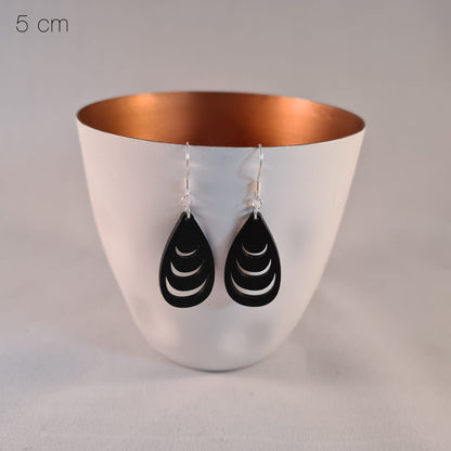 Zwarte druppels met dikke laagjes