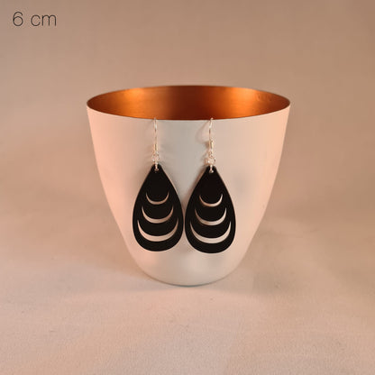 Zwarte druppels met dikke laagjes