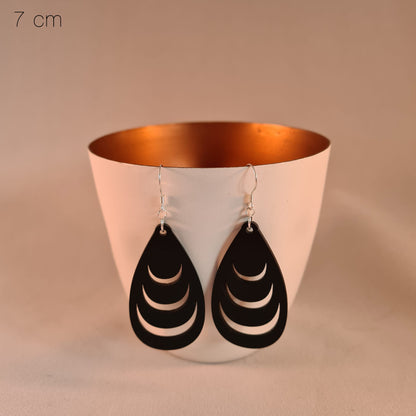 Zwarte druppels met dikke laagjes