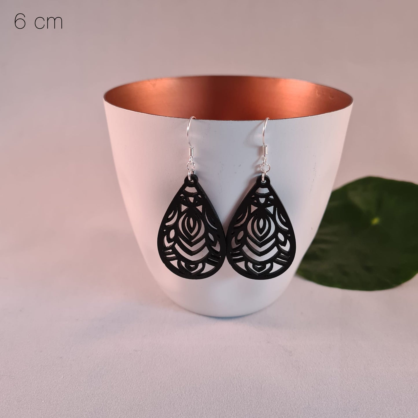 Zwarte versierde druppels