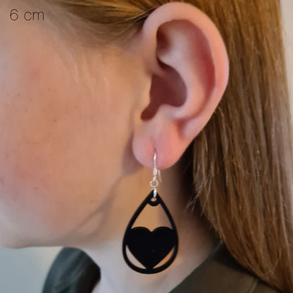 Zwarte druppels met hartje