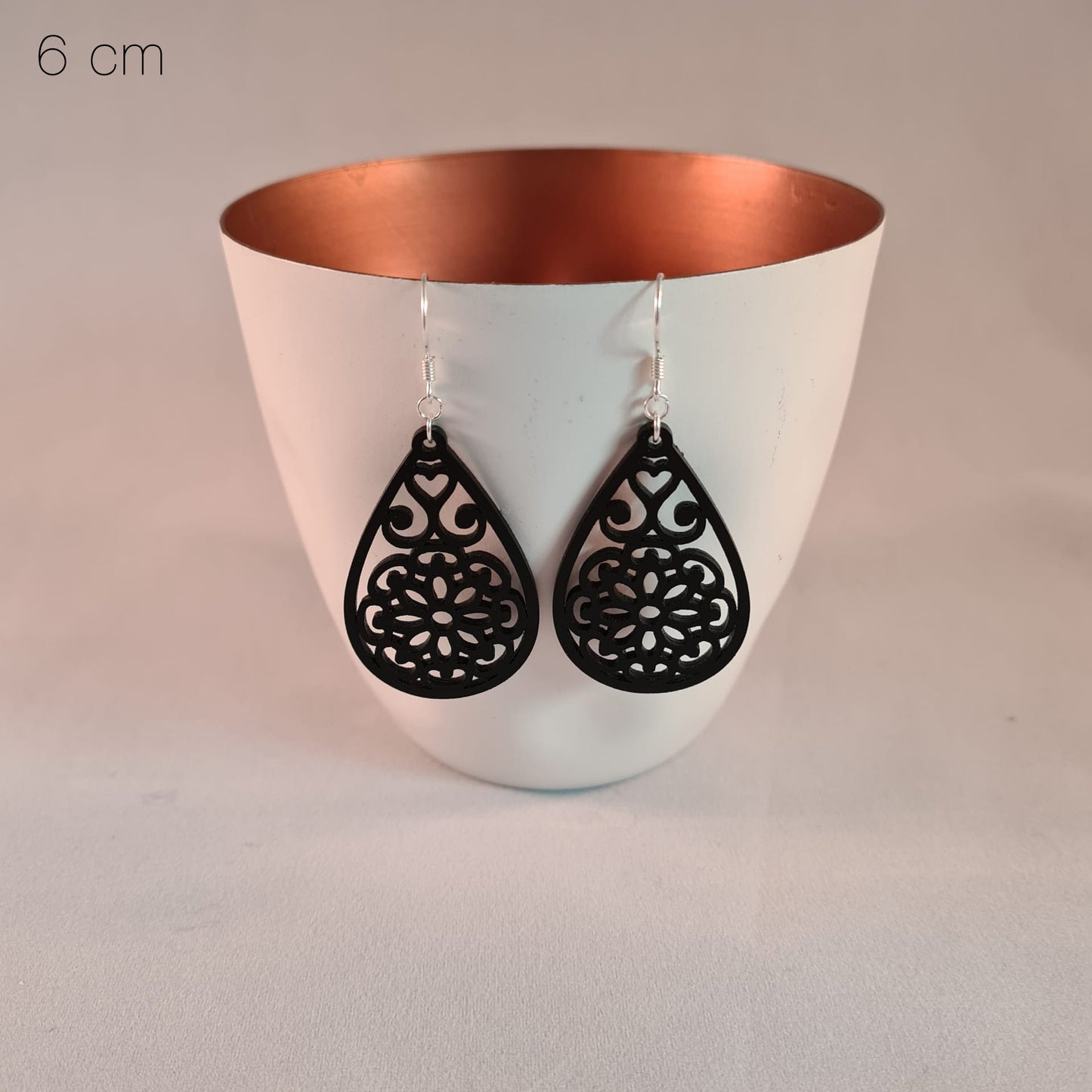 Zwarte druppels met mandala