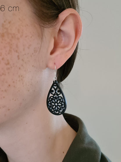 Zwarte druppels met mandala