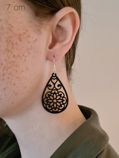 Zwarte druppels met mandala