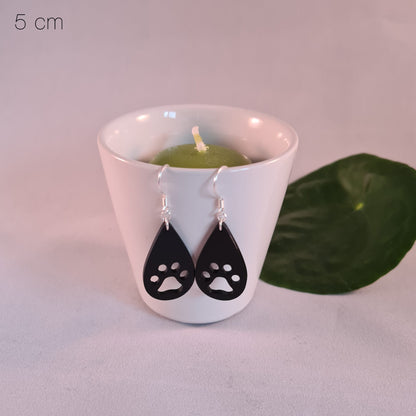 Zwarte druppels met kattenpootjes