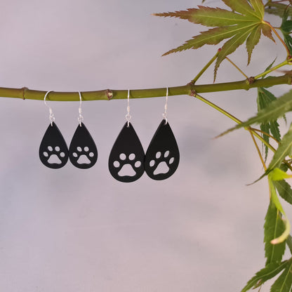 Zwarte druppels met kattenpootjes