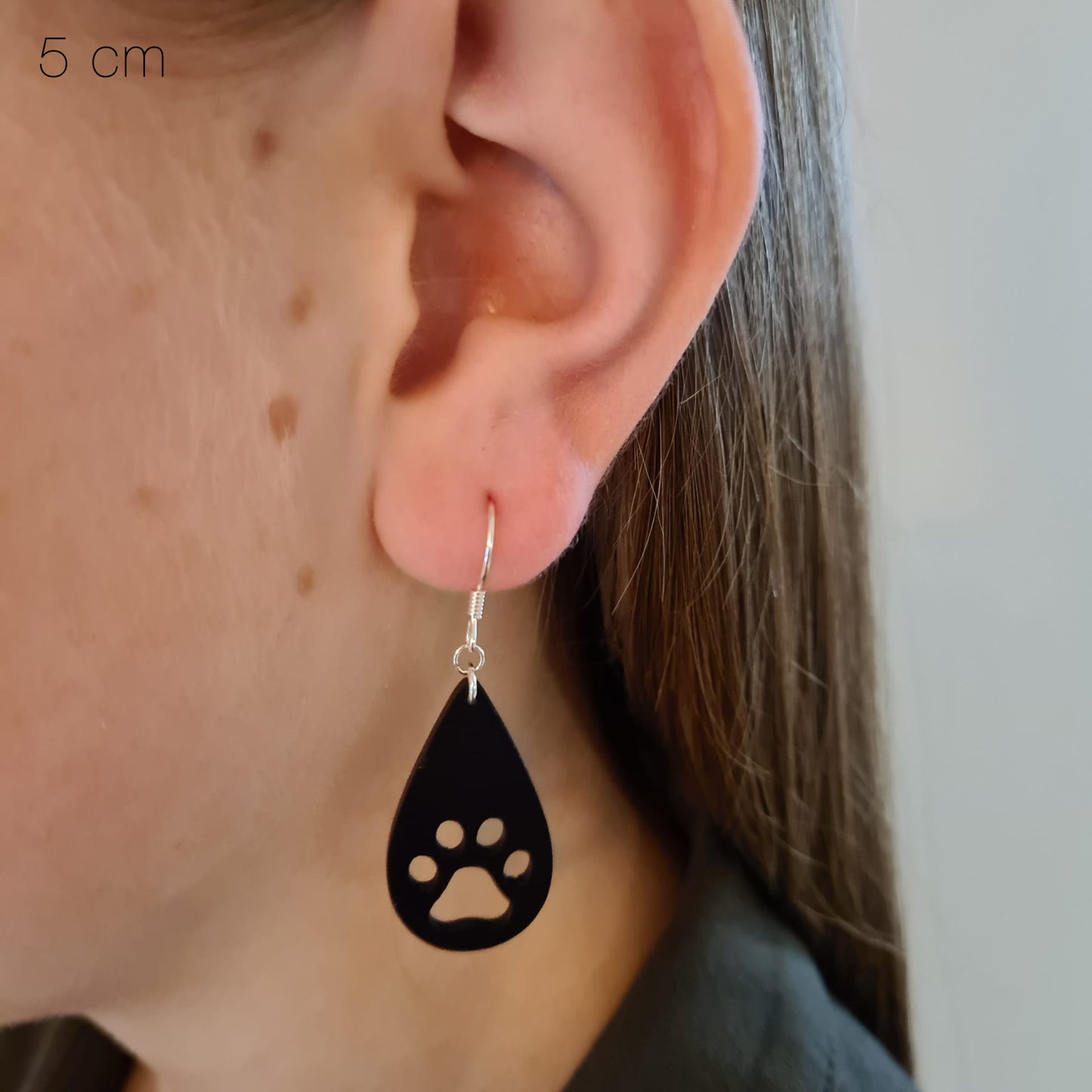 Zwarte druppels met kattenpootjes