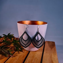 Afbeelding in Gallery-weergave laden, Zwarte druppels boho
