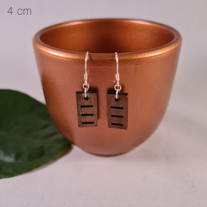 Houten staafjes met horizontale streepjes