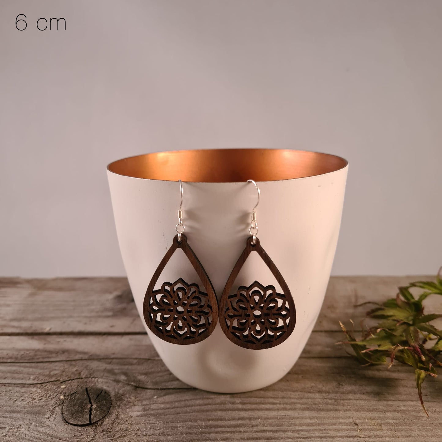 Houten druppels met bloemen