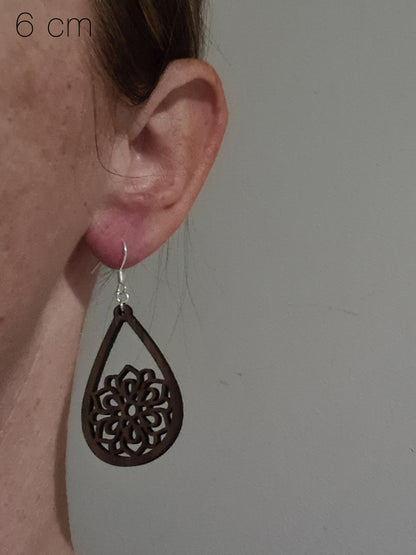 Houten druppels met bloemen